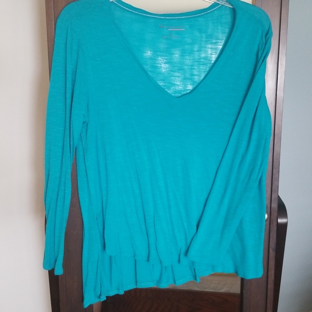Two by Vince Camuto V neck top
